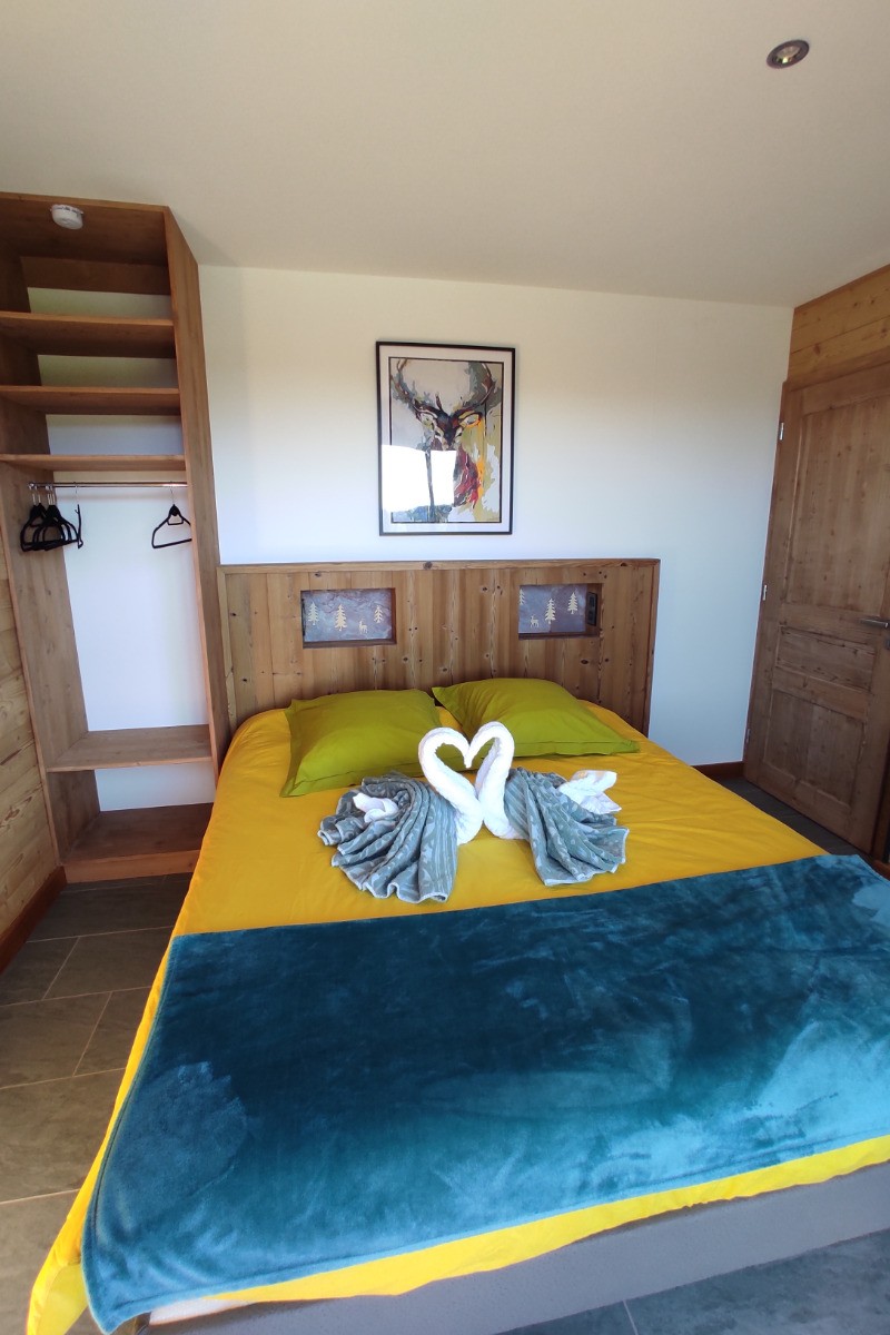 Chambre 1 avec vue sur l'étang - Gîte Le Cerf - Nature Cottage Vosges