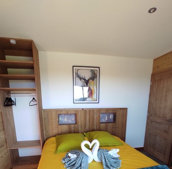 Chambre 1 avec vue sur l'étang - Gîte Le Cerf - Nature Cottage Vosges