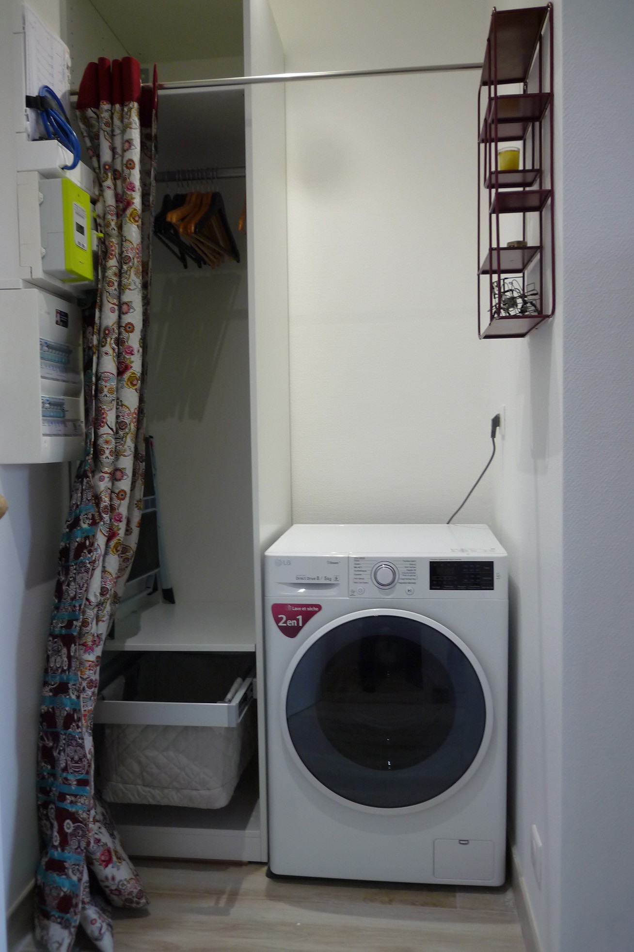 entrance - cupboard - washing machine/dryer