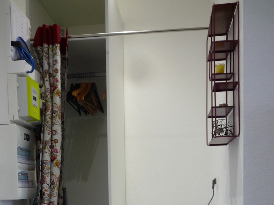 entrance - cupboard - washing machine/dryer