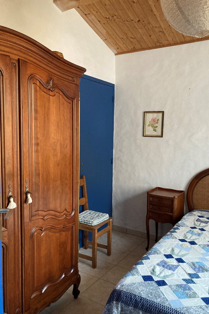 Chambre 2 avec un lit 140