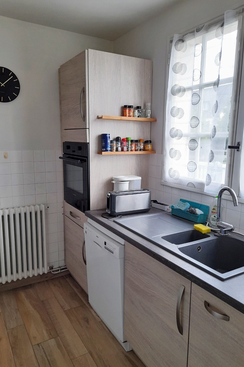 Cuisine indépendante et toute équipée (lave-vaisselle, four, micro-ondes, congélateur, électroménager, etc.). Table avec 2 assises dans la cuisine.