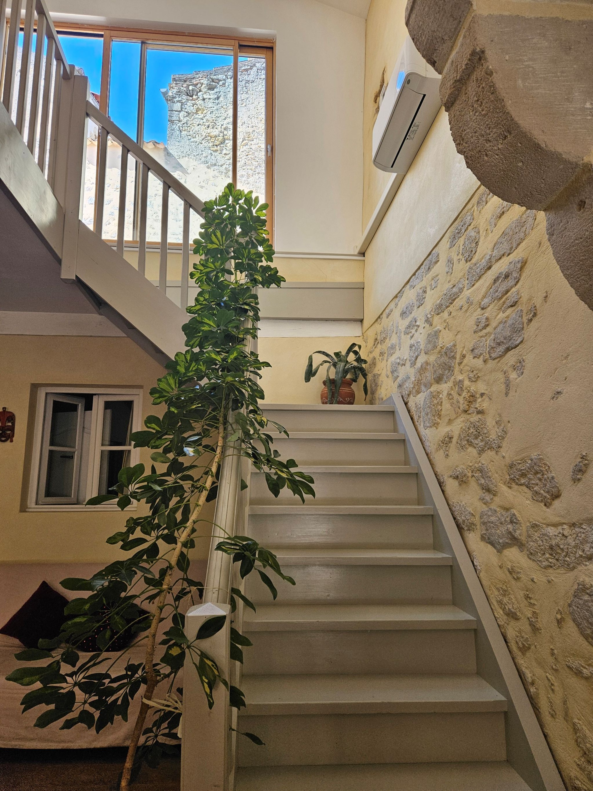 L'escalier intérieur au duplex pour aller dans le salon et la terrasse