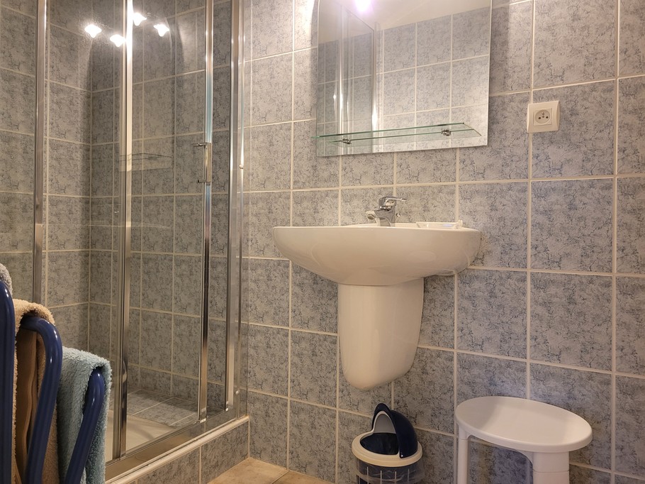 Salle d'eau de la chambre mouettes