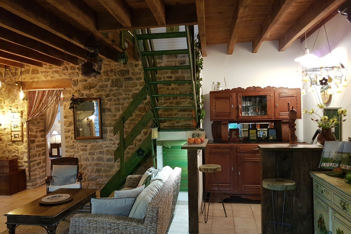 Agréable ambiance cottage, avec pierres apparentes et meubles chinés.