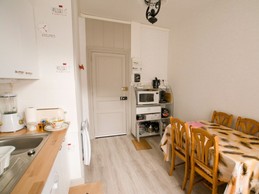 cuisine équipée, avec table pour 4 personnes et 2 rallonges pour aller jusqu'à 6 personnes.