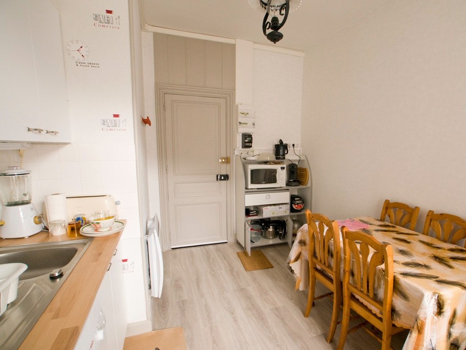 cuisine équipée, avec table pour 4 personnes et 2 rallonges pour aller jusqu'à 6 personnes.