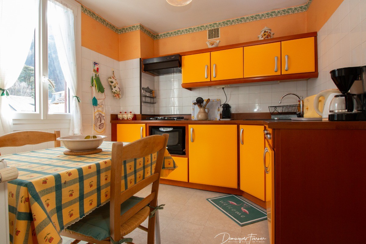 Cuisine équipée avec table à manger