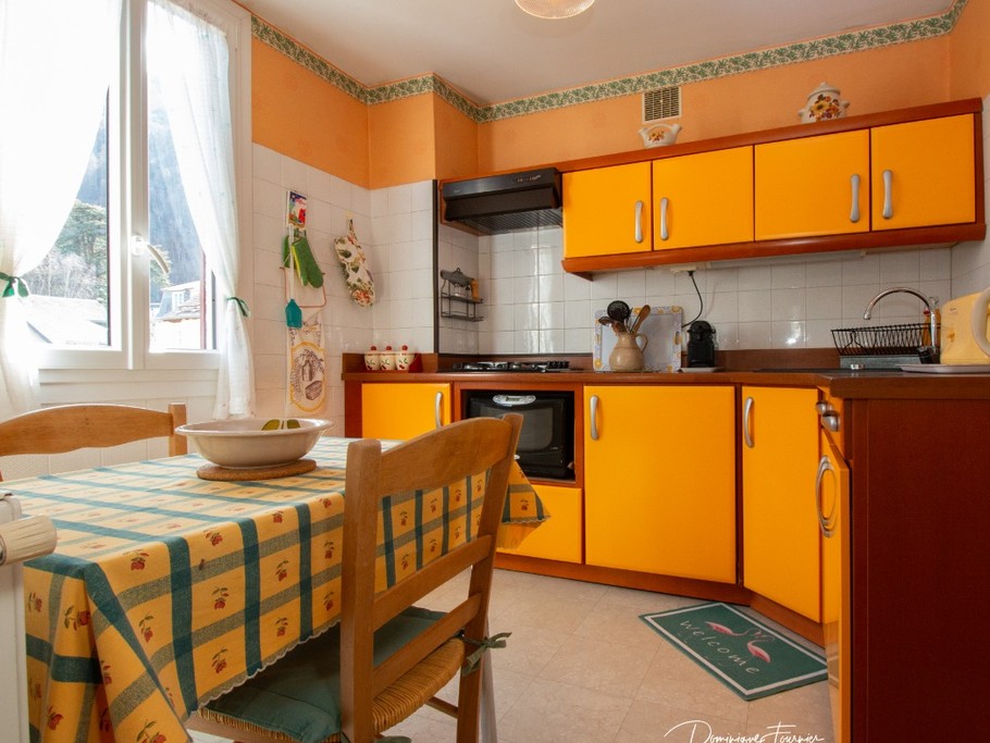 Cuisine équipée avec table à manger