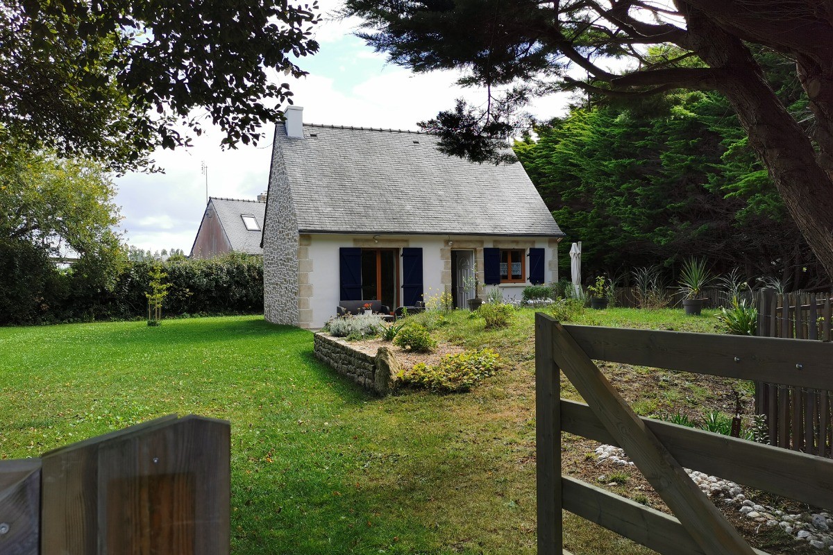 Maison entourée de verdure