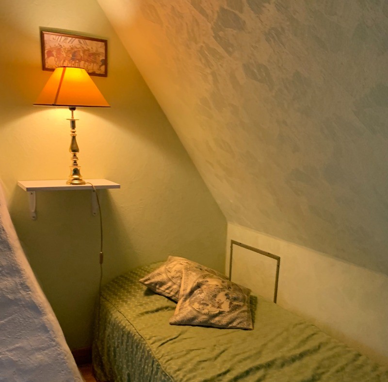 3e lit 90 x 190 cm dans la 3e chambre de 19.5 m² pouvant accueillir 3 personnes.