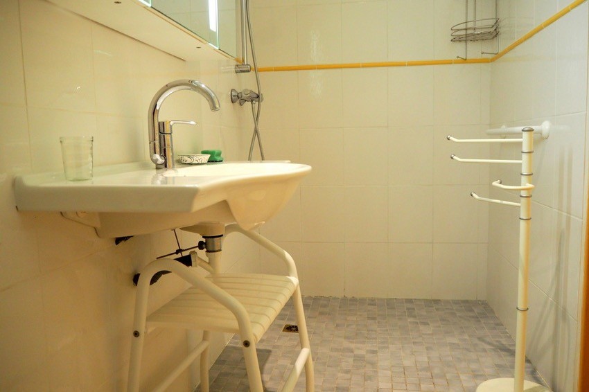 Salle d'eau avec la douche à l'italienne