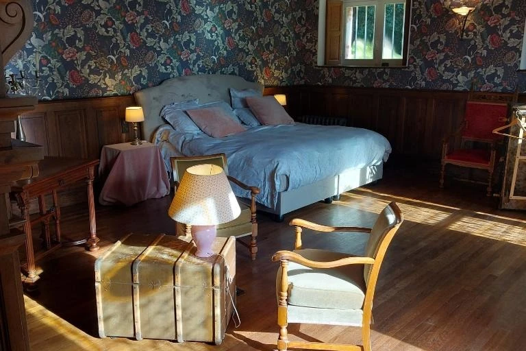 Grande chambre, parquet
Lit 2mX2m, surmatelas.