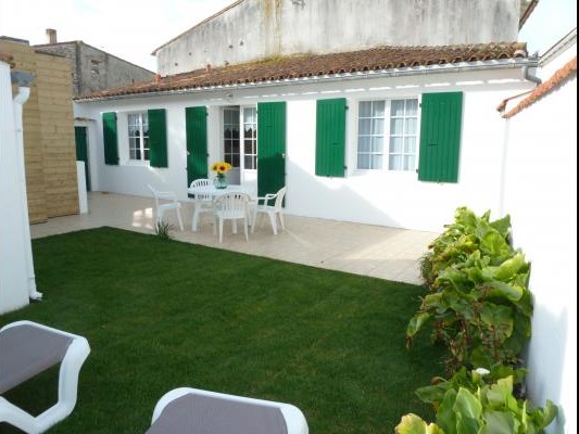 Chambre d'hôtes Les Villages du Pertuis, pour 2 personnes, Rivedoux Plage, Charente maritime, ouvre sur la terrasse et le jardin