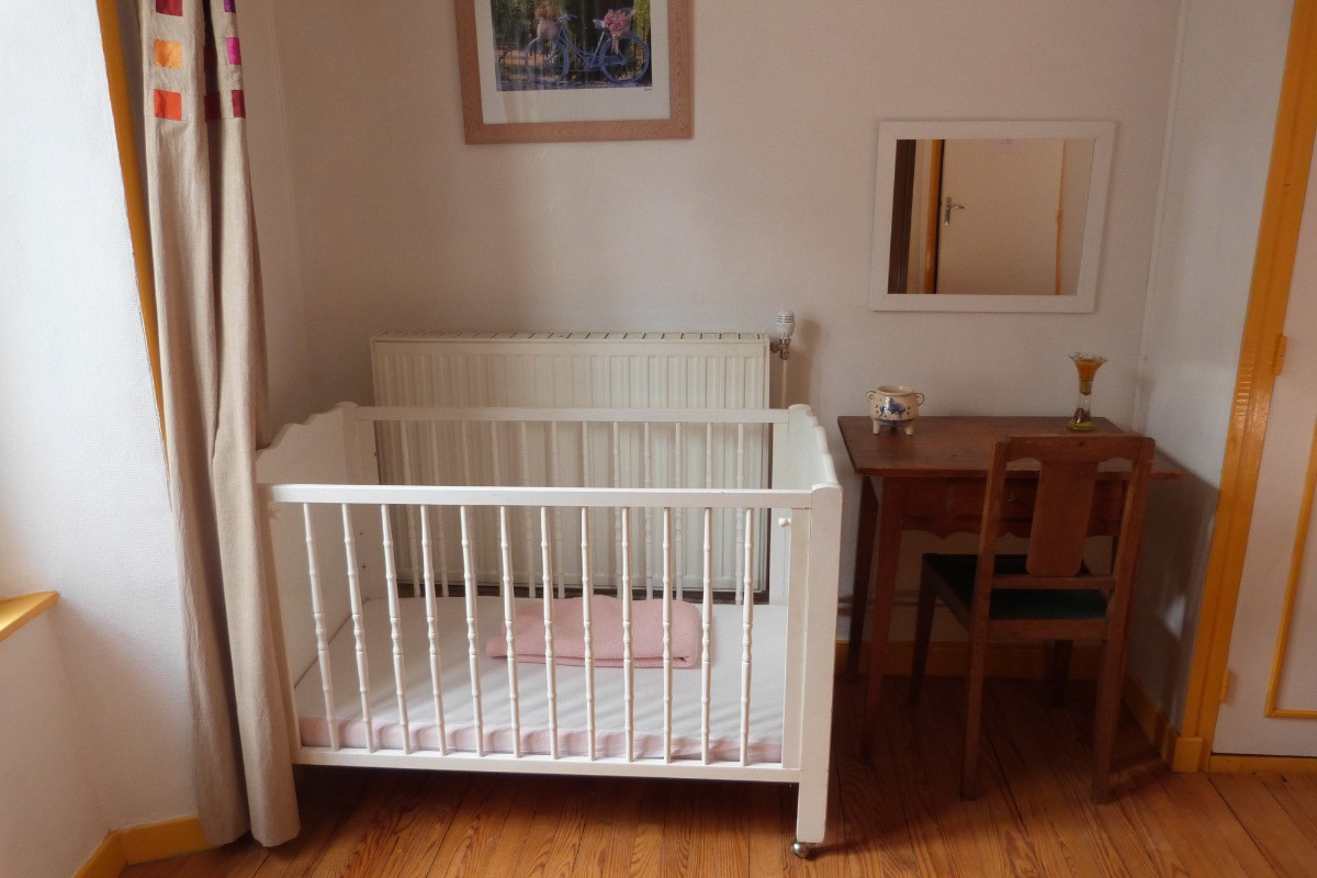 lit enfant dans la chambre bouton d'or