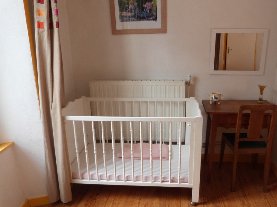 lit enfant dans la chambre bouton d'or