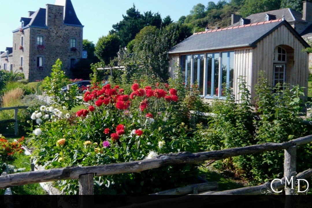 Agréable promenade dans les jardins de la propriété Château Mont-Dol.