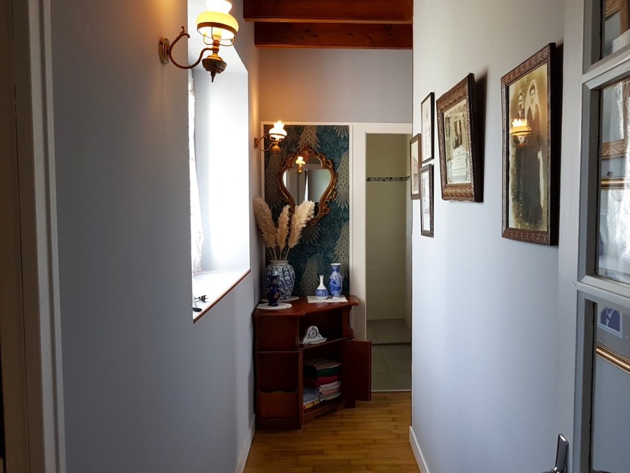 Couloir au RDC desservant les WC indépendants, la salle d'eau plain pied et une chambre spacieuse de plain pied.
Crédits photo : Clévacances 35