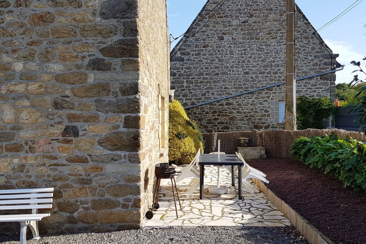 La terrasse avec barbecue,  à droite de l'entrée.
Crédits photo : Clévacances Ille-et-Vilaine