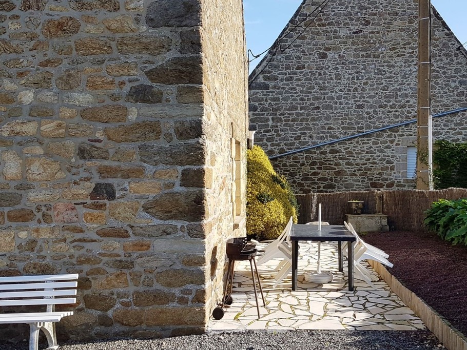 La terrasse avec barbecue,  à droite de l'entrée.
Crédits photo : Clévacances Ille-et-Vilaine