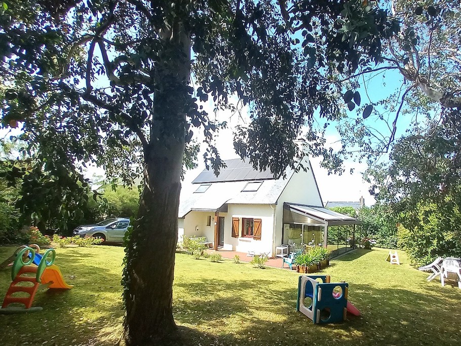 Le Nid d'Emeraude : maison (avec panneaux photovoltaïques) et jardin arboré + jeux d'extérieur.