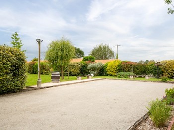 Parc de loisirs avec jeu sur ressort, balançoire, table de ping pong, terrain de volley, terrain de pétanque. Ballons, frisbees, boules de pétanque, raquettes et balles à disposition.