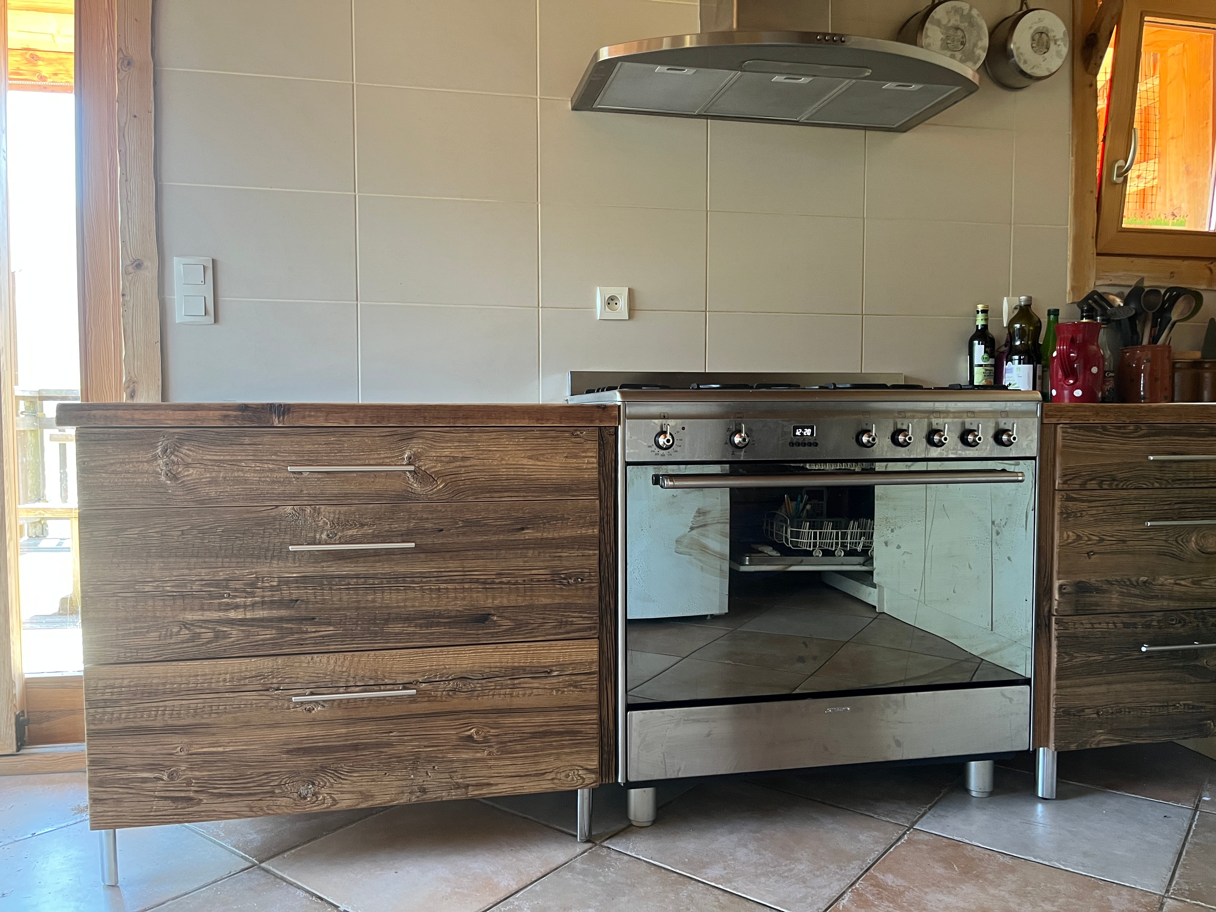 Piano avec 5 feux gaz et four électrique, meubles bas de cuisine