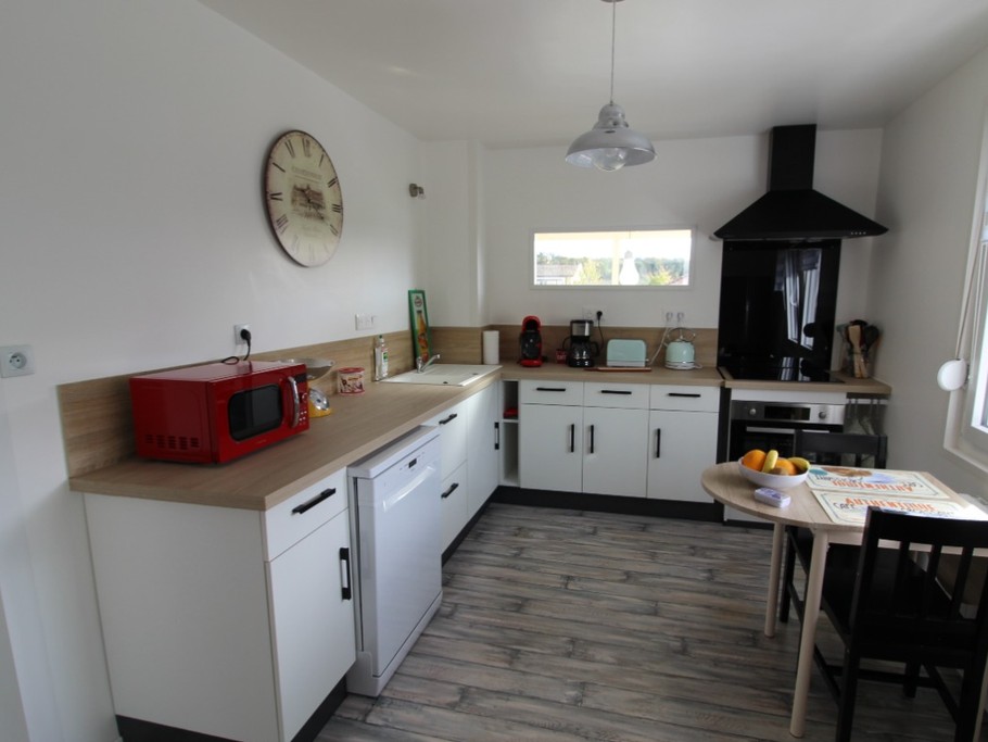 Belle cuisine lumineuse équipée - Le Chanot