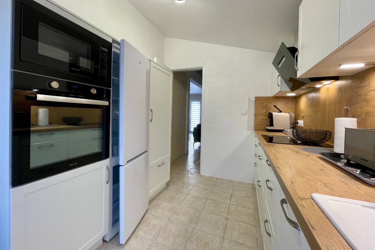 Cuisine neuve, four, micro onde, réfrigérateur, congélateur, placard de rangement courses.