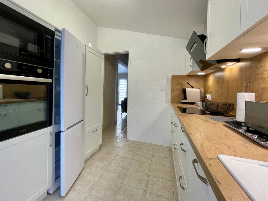 Cuisine neuve, four, micro onde, réfrigérateur, congélateur, placard de rangement courses.