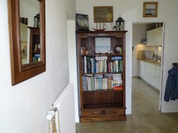 Entrée. Livres et documentation à disposition, accès internet en wifi.