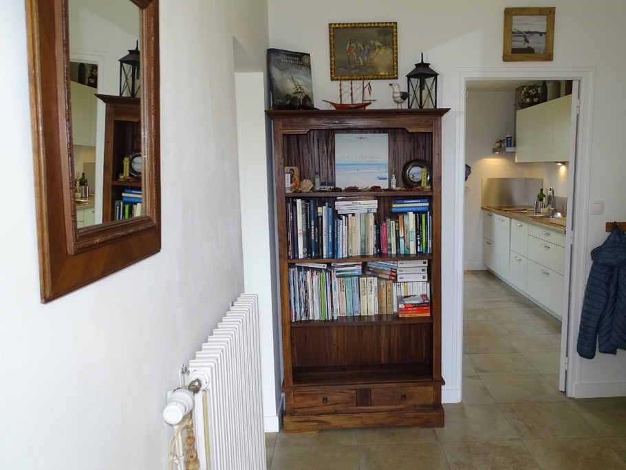 Entrée. Livres et documentation à disposition, accès internet en wifi.