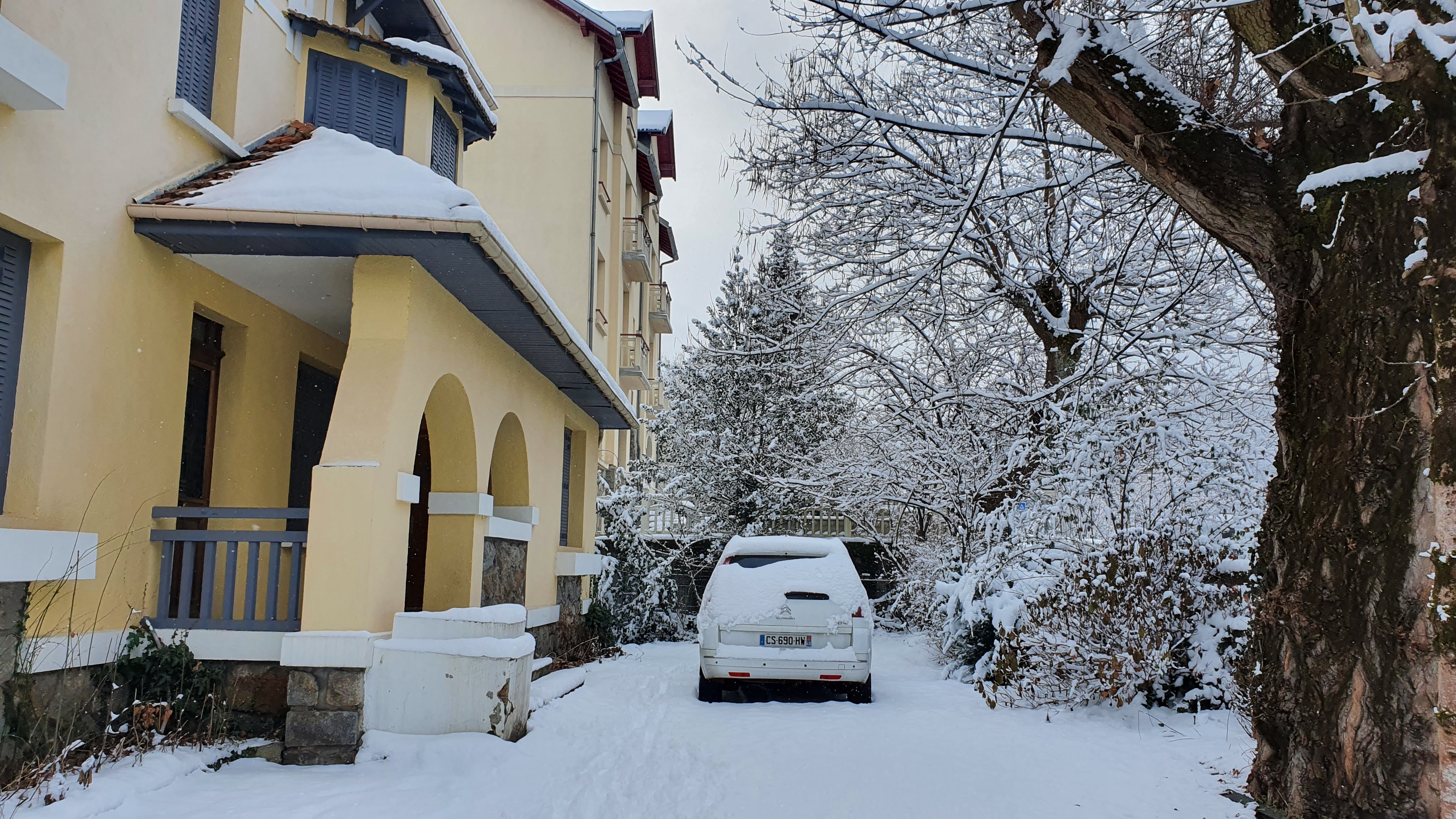 Maison de devant - Parking
