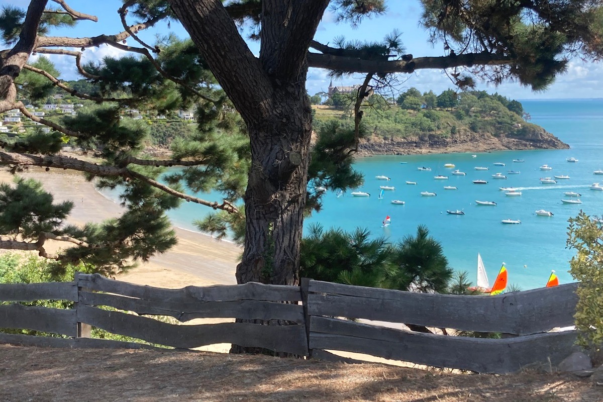 Le GR 34 et la plage de Port-Mer.