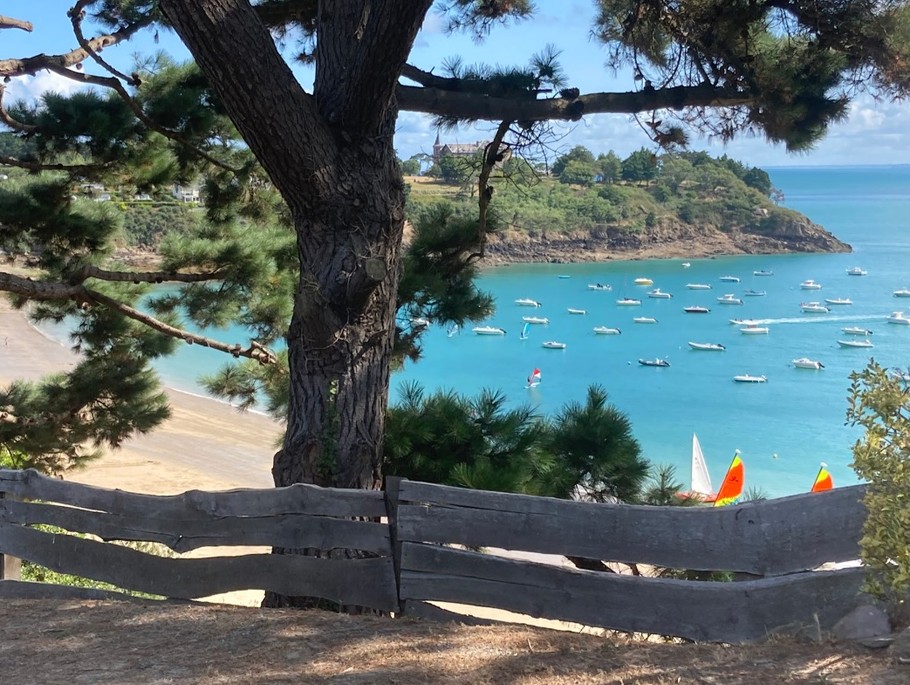 The GR 34 and Port-Mer beach.