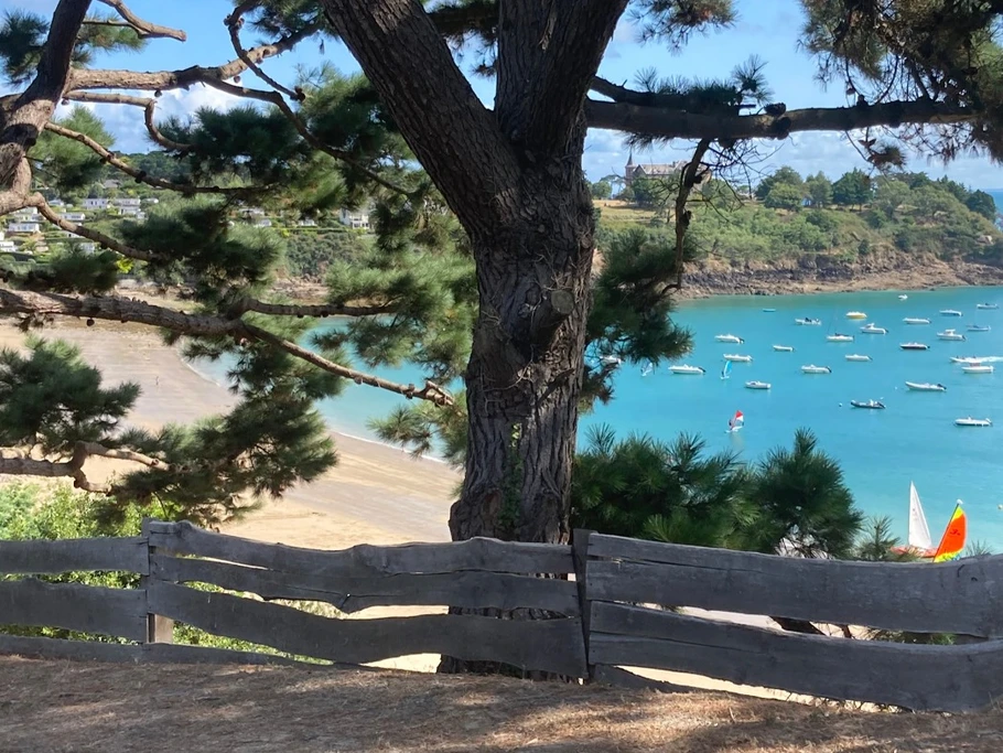 Le GR 34 et la plage de Port-Mer.