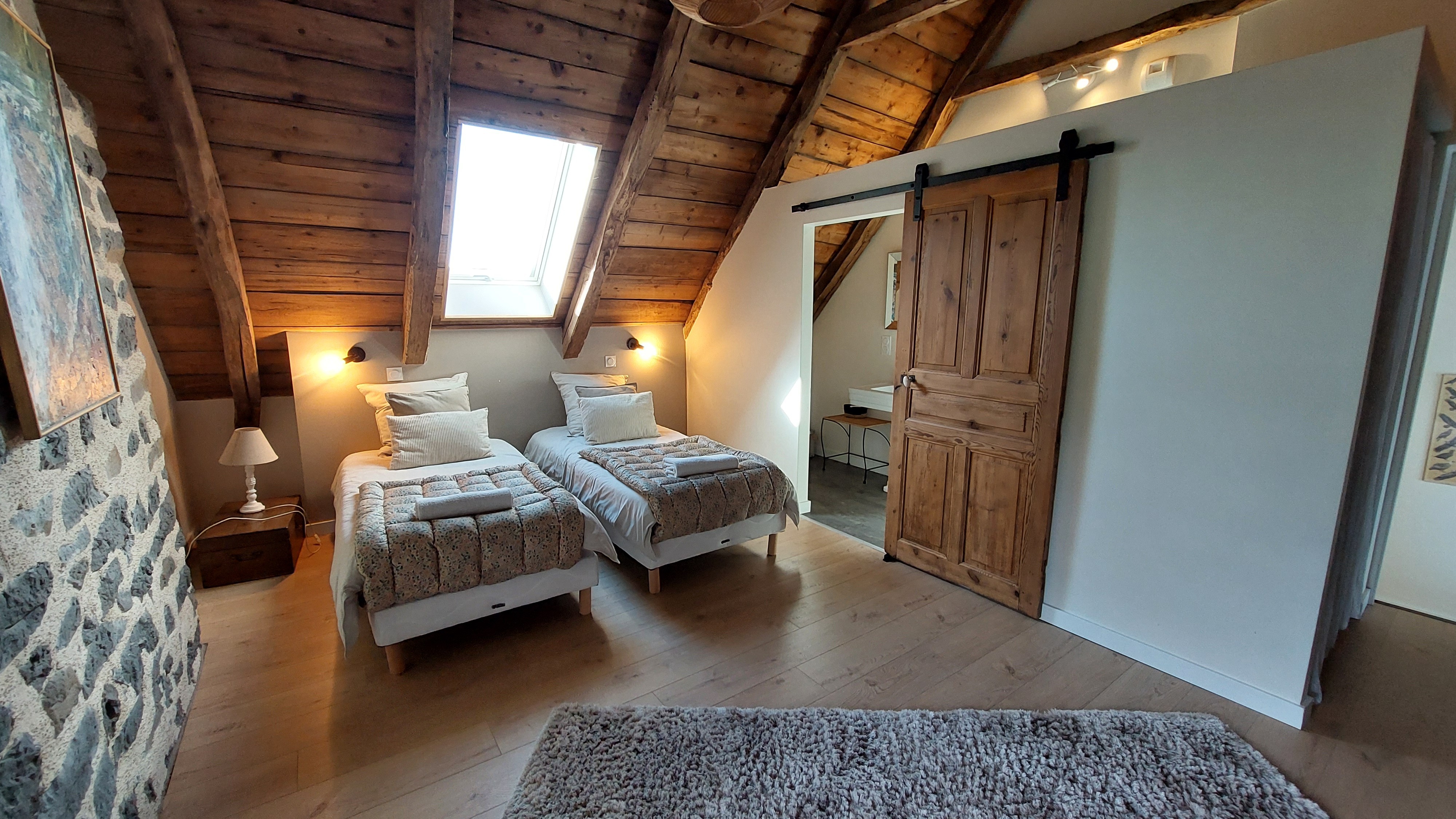 chambre avec 3 lits simples