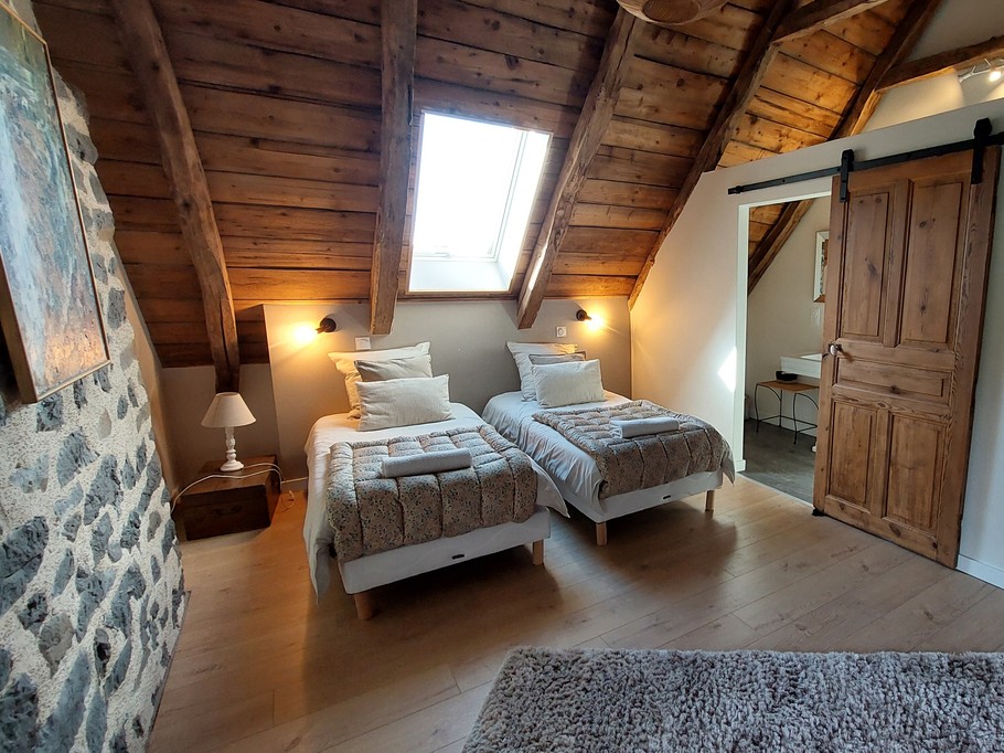 chambre avec 3 lits simples