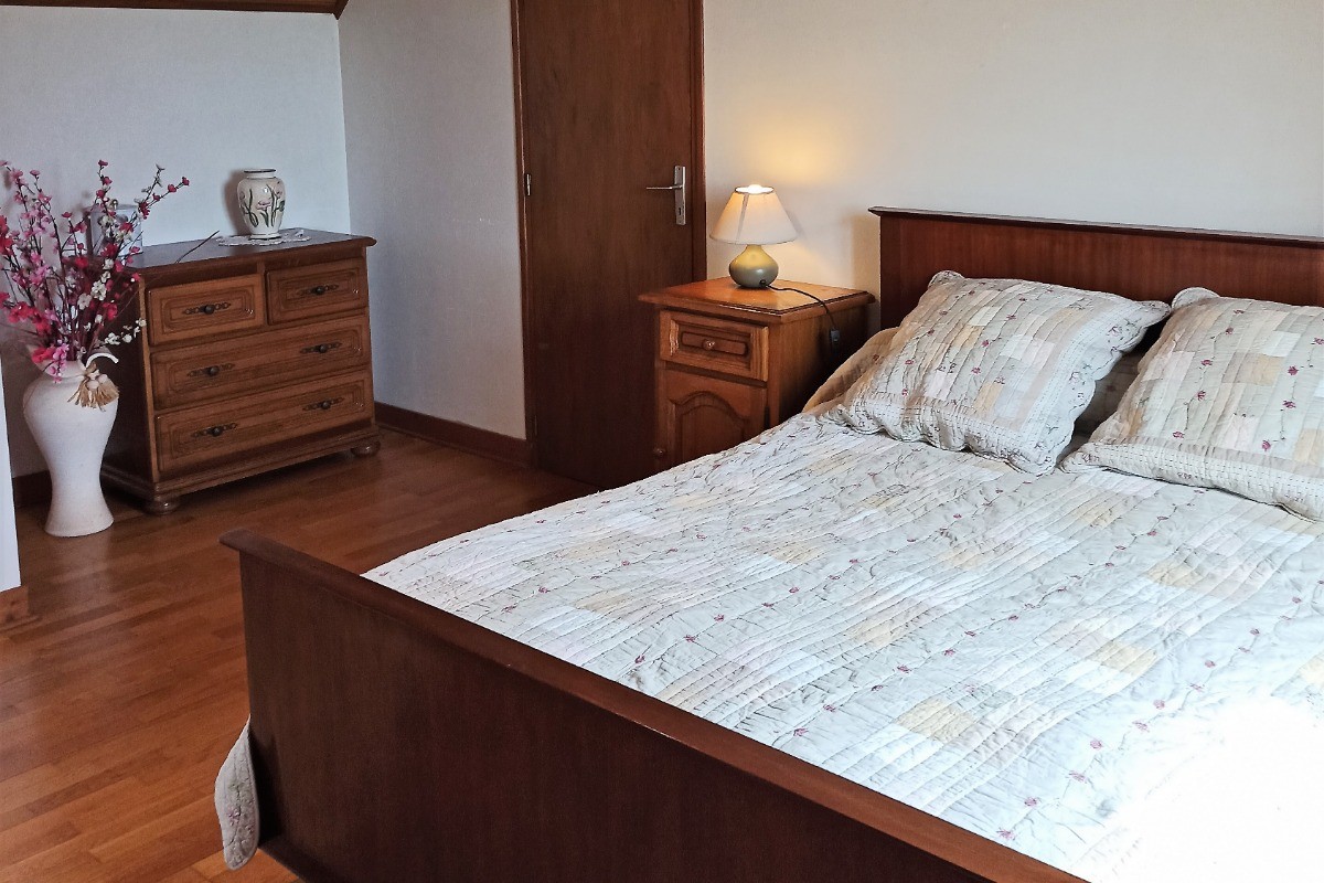 Chambre à l'étage avec un lit en 140