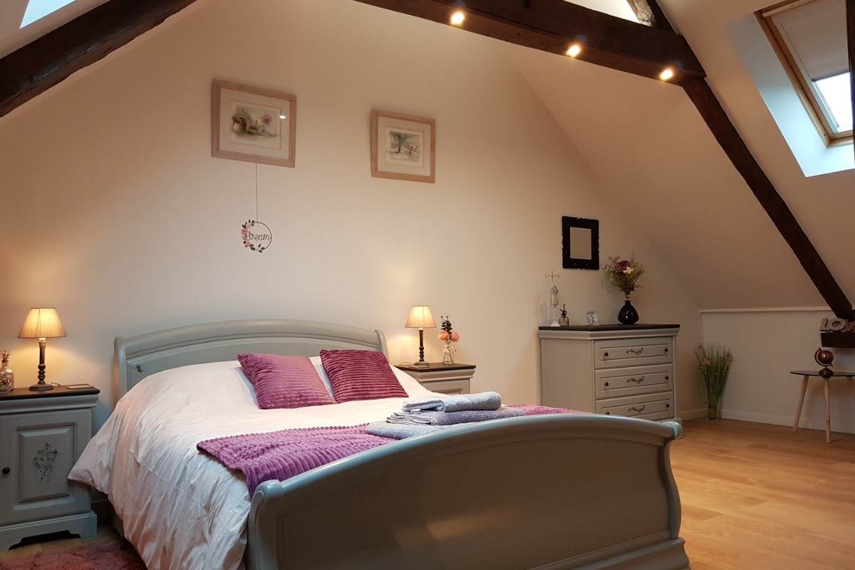 Suite parentale pour 2 personnes avec dressing et coin détente (lit 140 cm). Accès salle d'eau douche balnéo et WC.