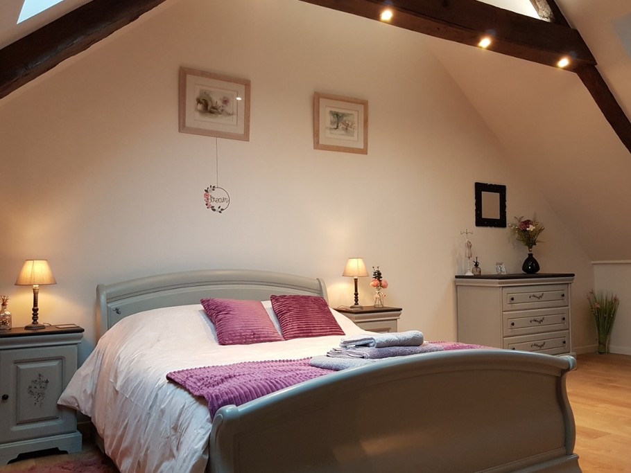 Suite parentale pour 2 personnes avec dressing et coin détente (lit 140 cm). Accès salle d'eau douche balnéo et WC.