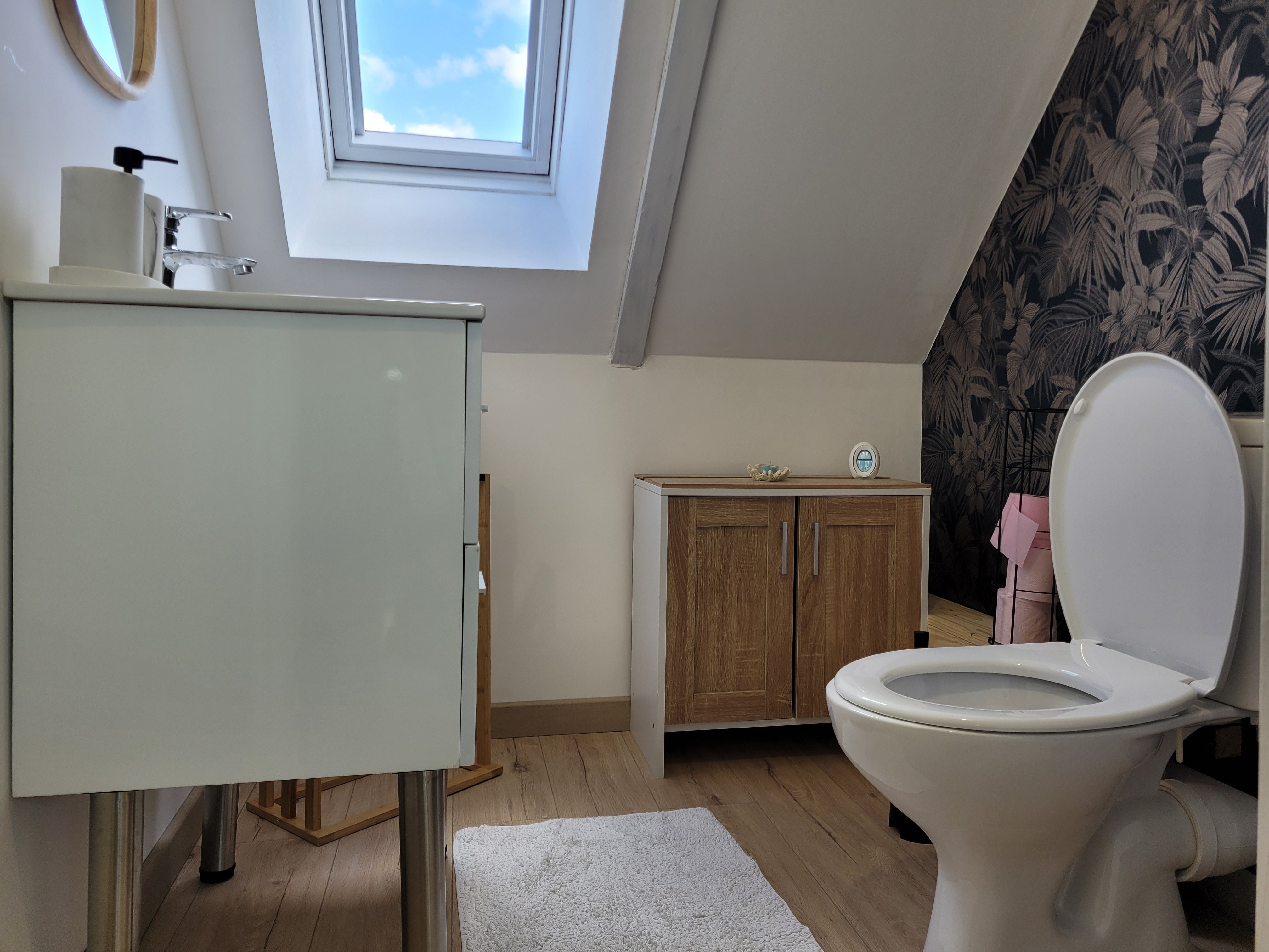 Location Ty Kermaudez, Clévacances, Paimpol, WC indépendant à l'étage avec lavabo