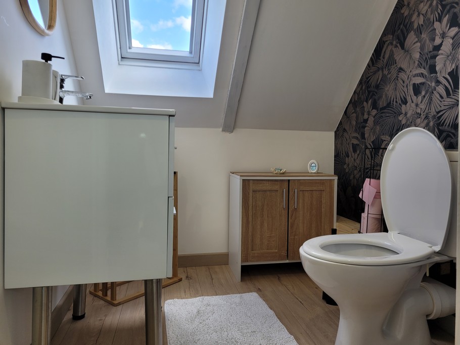 Location Ty Kermaudez, Clévacances, Paimpol, WC indépendant à l'étage avec lavabo