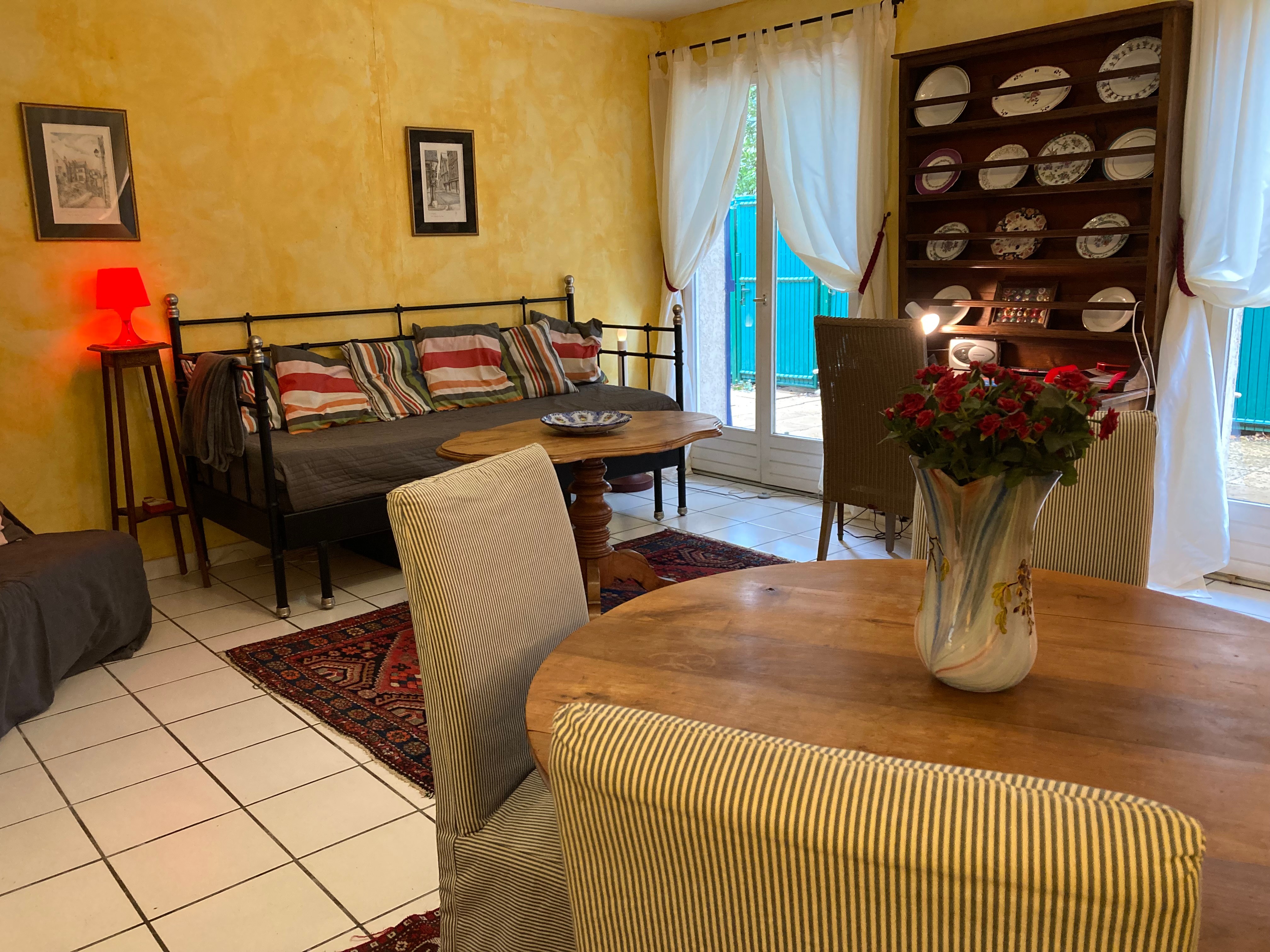 Salon avec 2 couchages