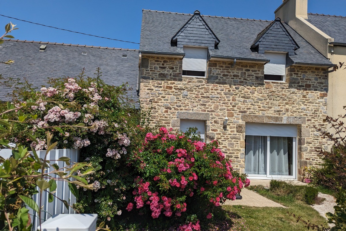 Façade plein sud, jardin clos, salon de jardin , terrasse