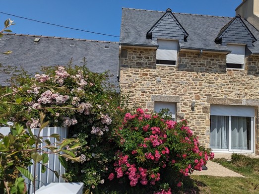 Façade plein sud, jardin clos, salon de jardin , terrasse
