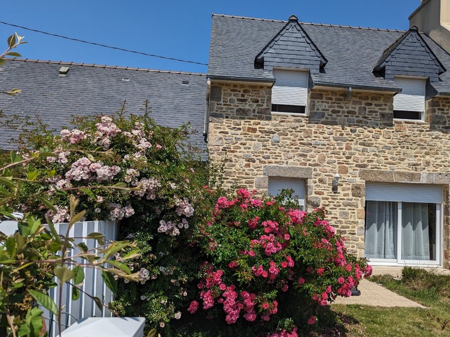Façade plein sud, jardin clos, salon de jardin , terrasse