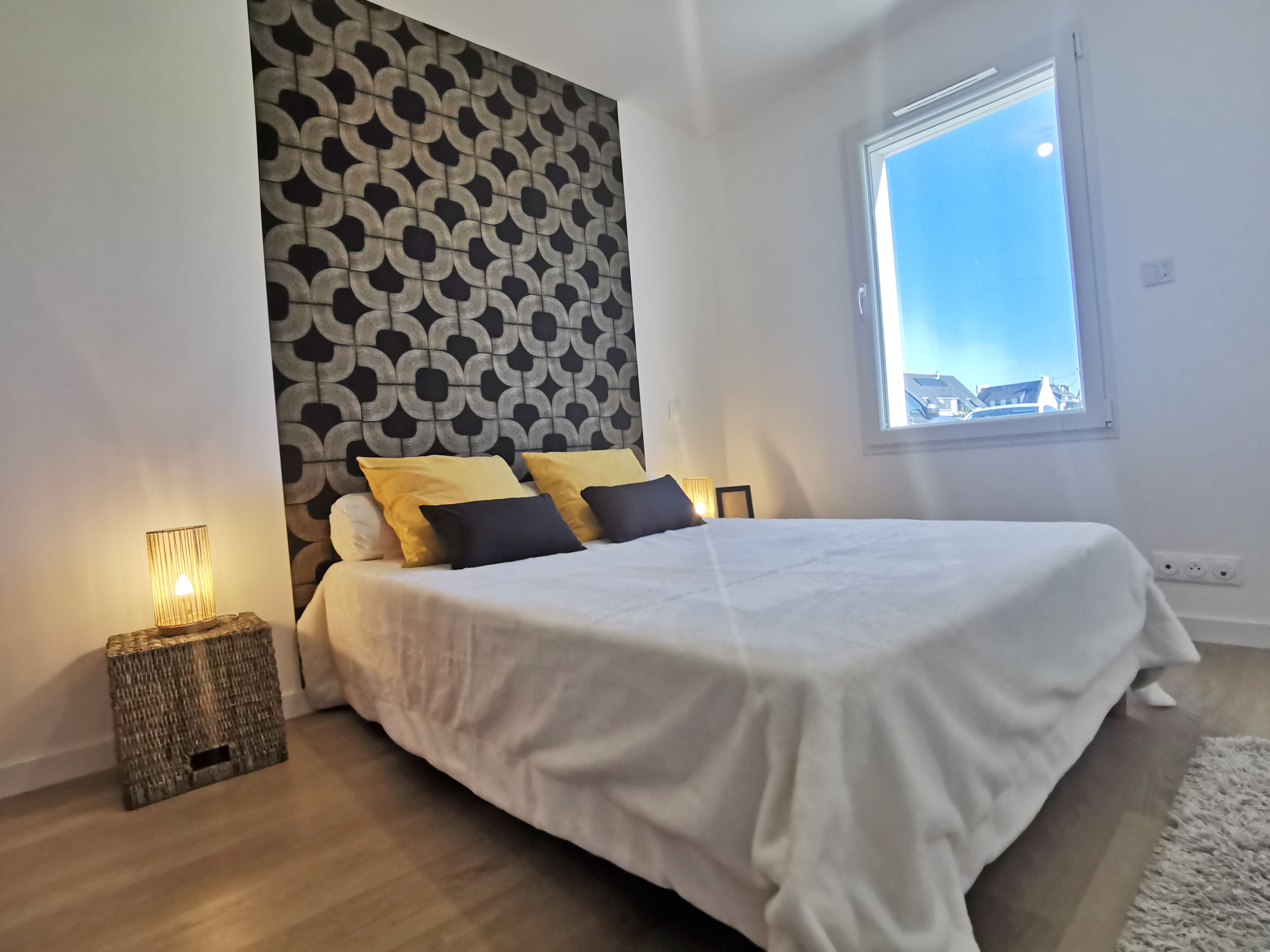 Une deuxième chambre avec un lit 140