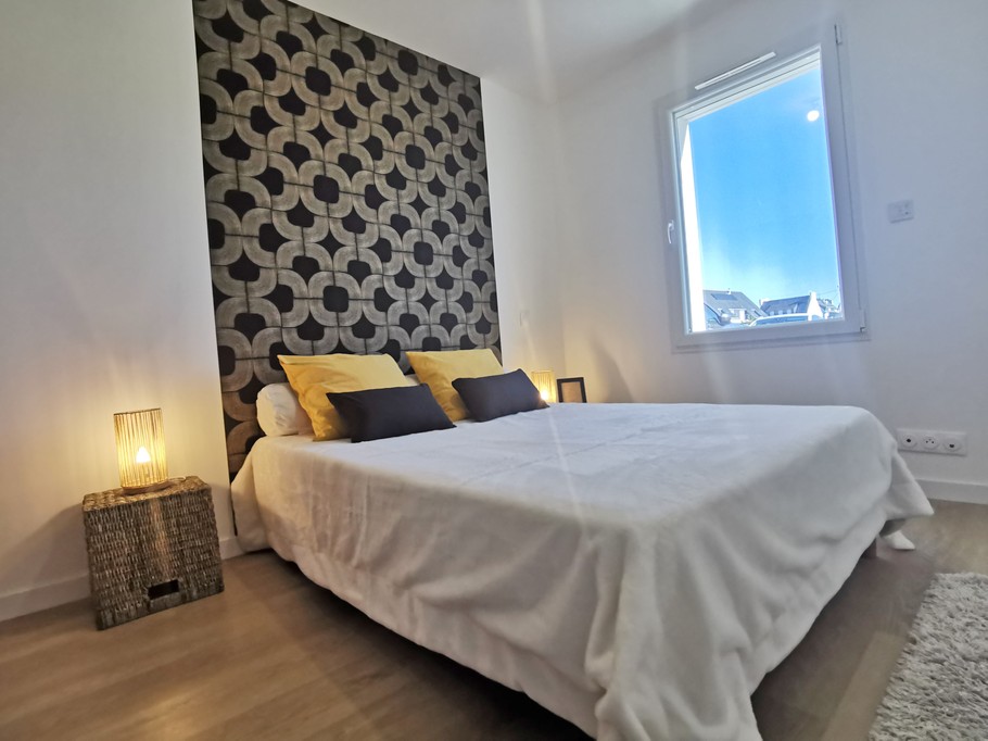 Une deuxième chambre avec un lit 140