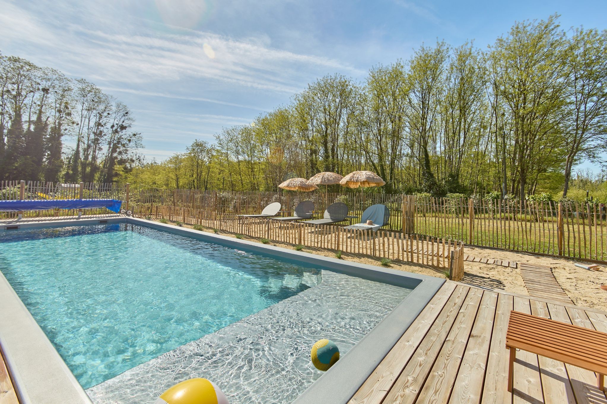 Le Domaine des Sables classé 4 étoiles avec piscine chauffée et sécurisée, à Cérons, Gironde au milieu des vignobles